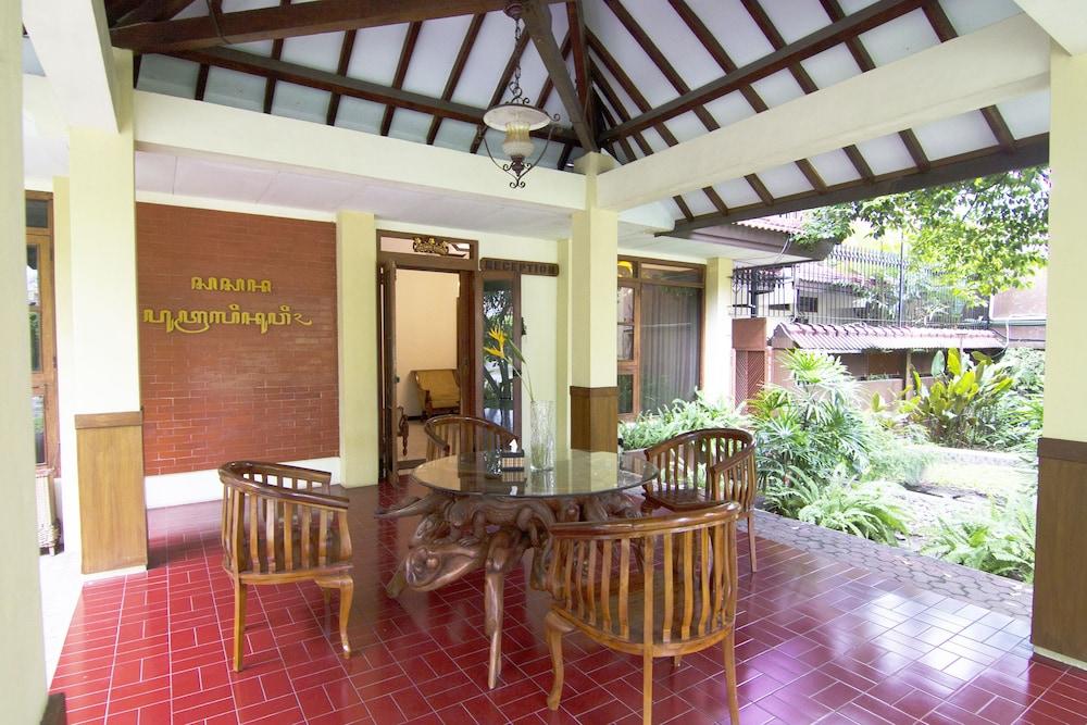 OYO 261 Sasono Putro Guest House Kejayan Exterior foto
