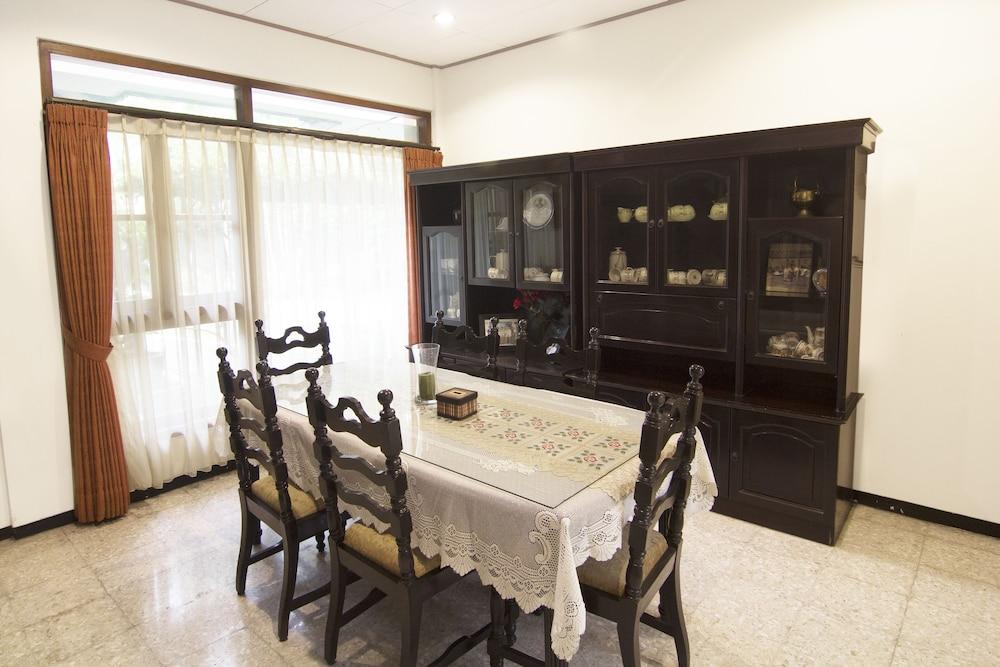 OYO 261 Sasono Putro Guest House Kejayan Exterior foto