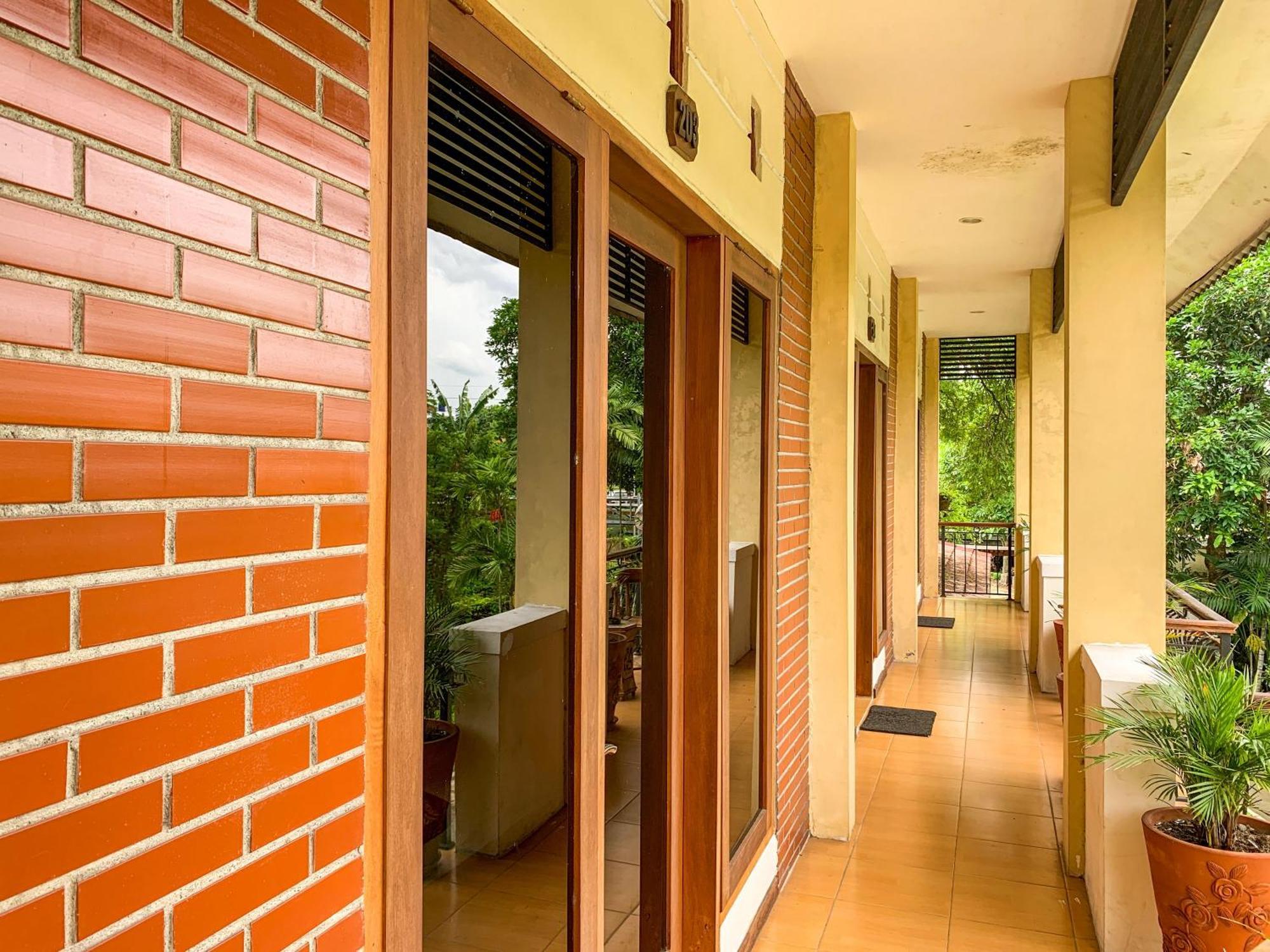 OYO 261 Sasono Putro Guest House Kejayan Exterior foto