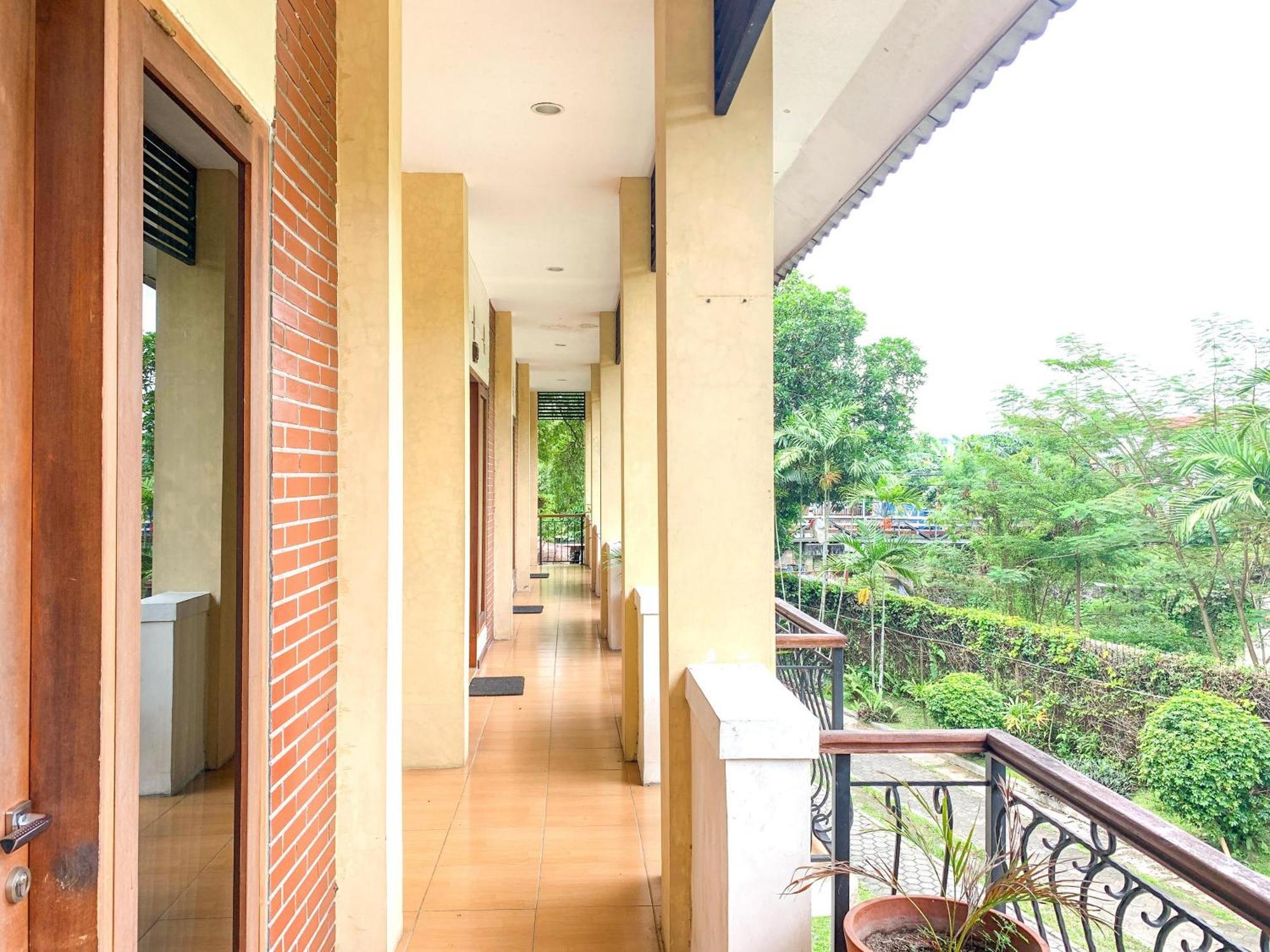 OYO 261 Sasono Putro Guest House Kejayan Exterior foto