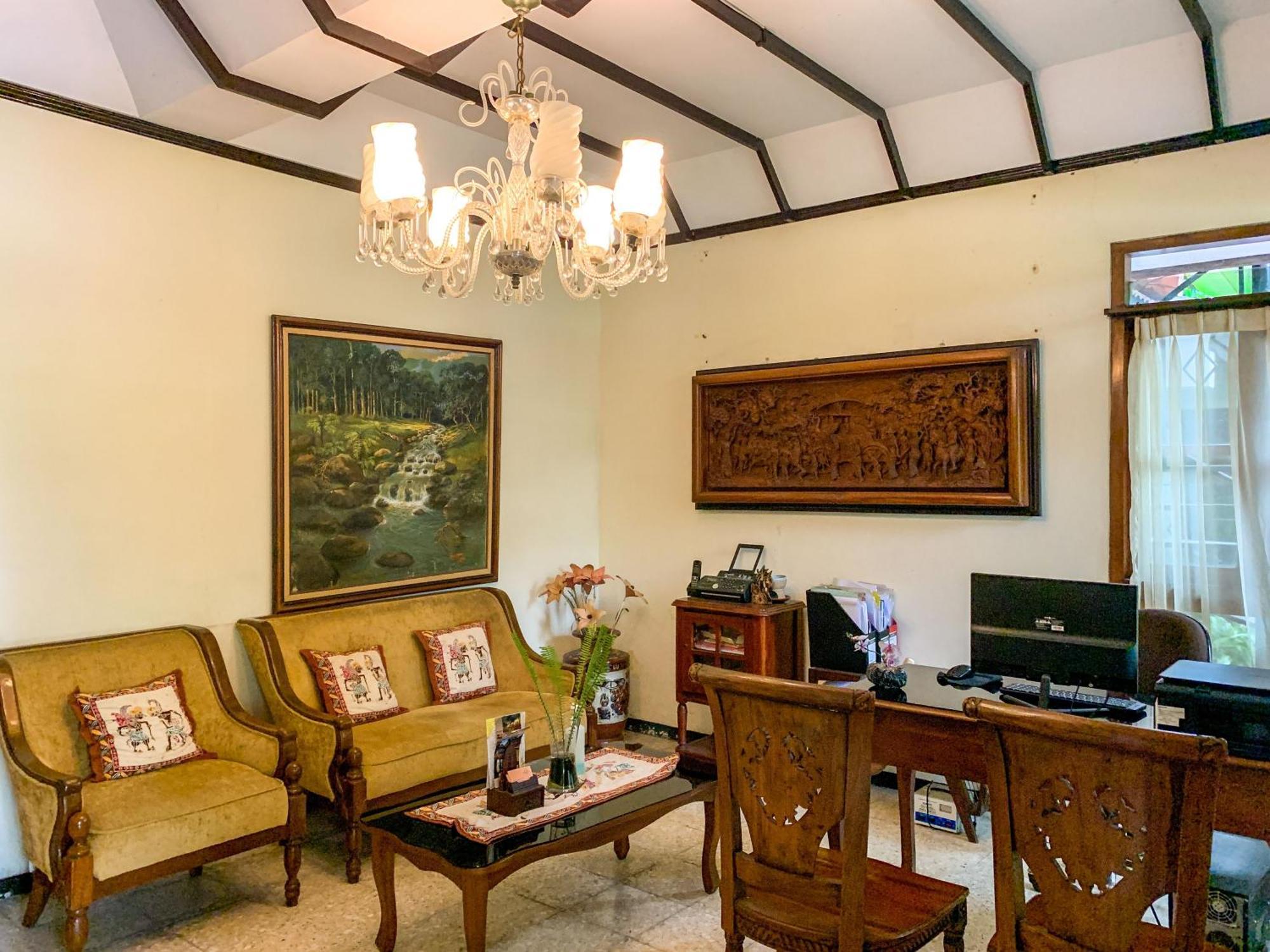 OYO 261 Sasono Putro Guest House Kejayan Exterior foto