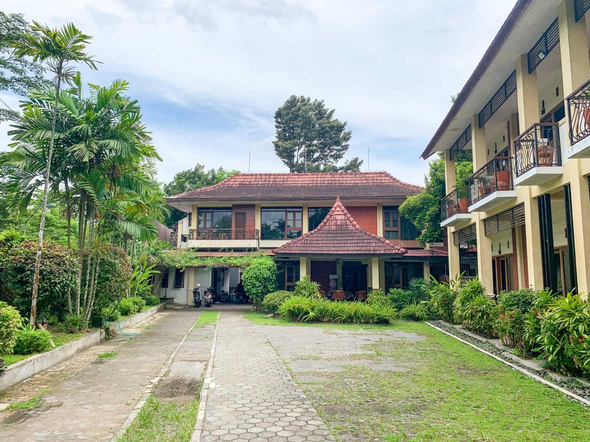 OYO 261 Sasono Putro Guest House Kejayan Exterior foto