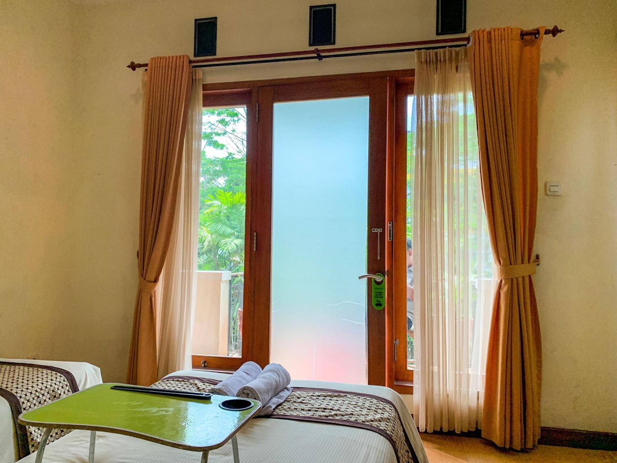 OYO 261 Sasono Putro Guest House Kejayan Exterior foto