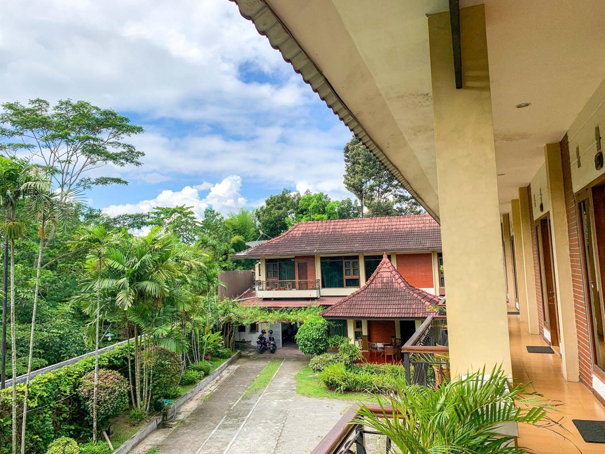 OYO 261 Sasono Putro Guest House Kejayan Exterior foto