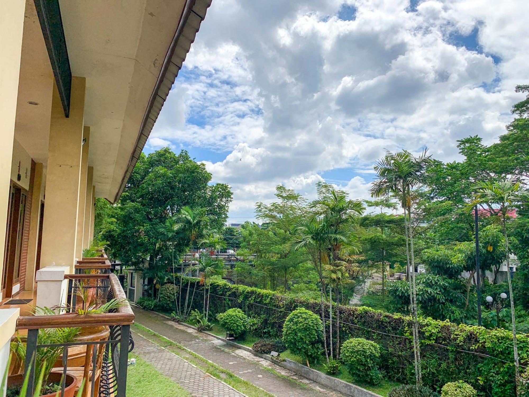 OYO 261 Sasono Putro Guest House Kejayan Exterior foto
