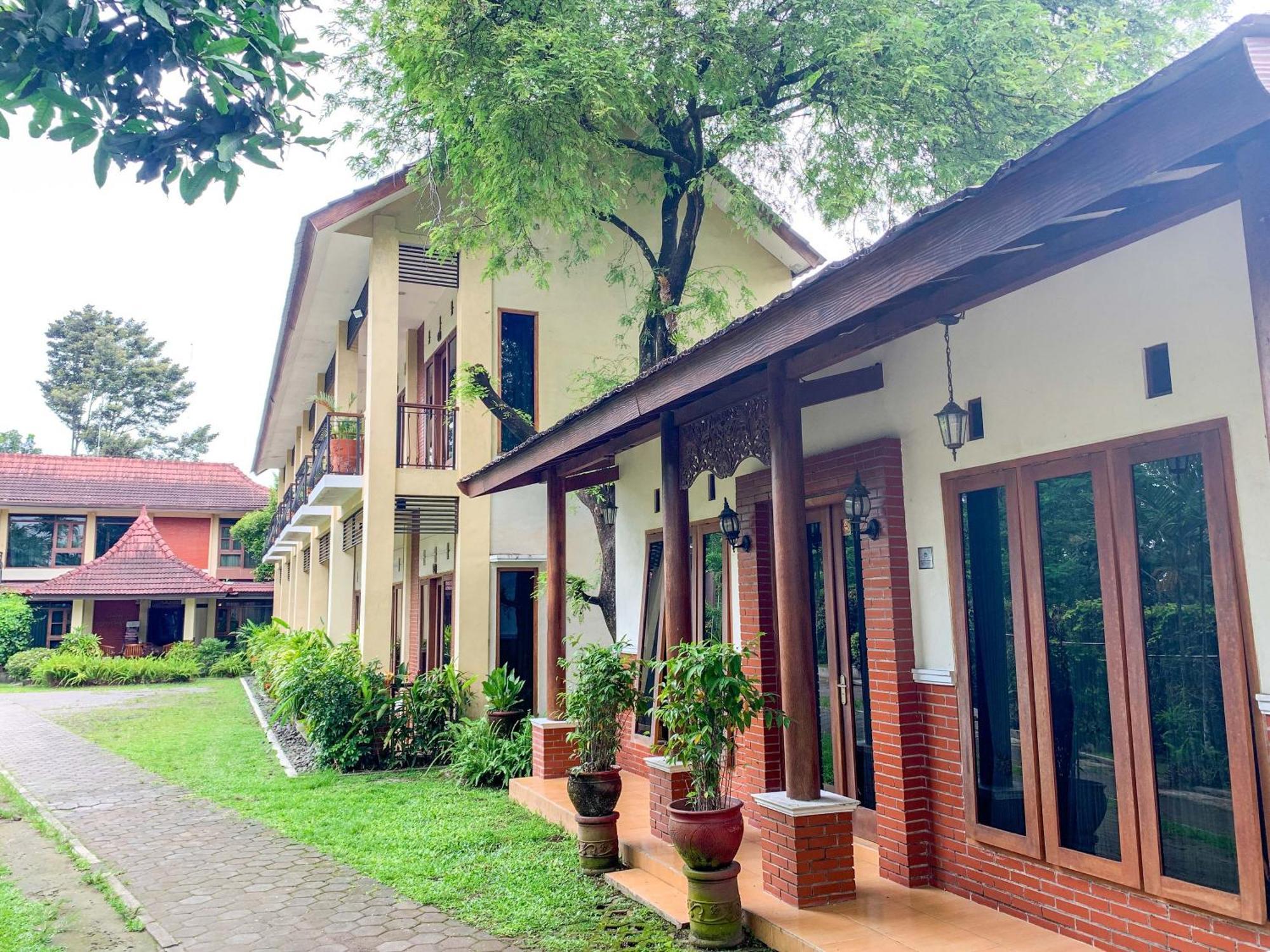 OYO 261 Sasono Putro Guest House Kejayan Exterior foto