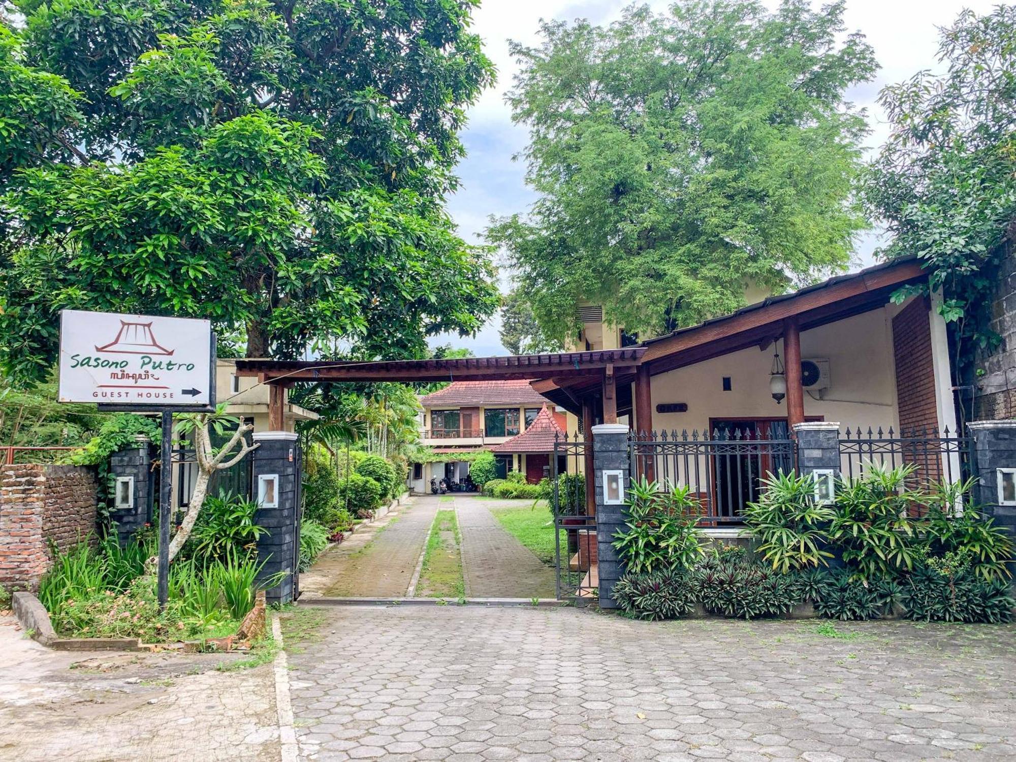 OYO 261 Sasono Putro Guest House Kejayan Exterior foto