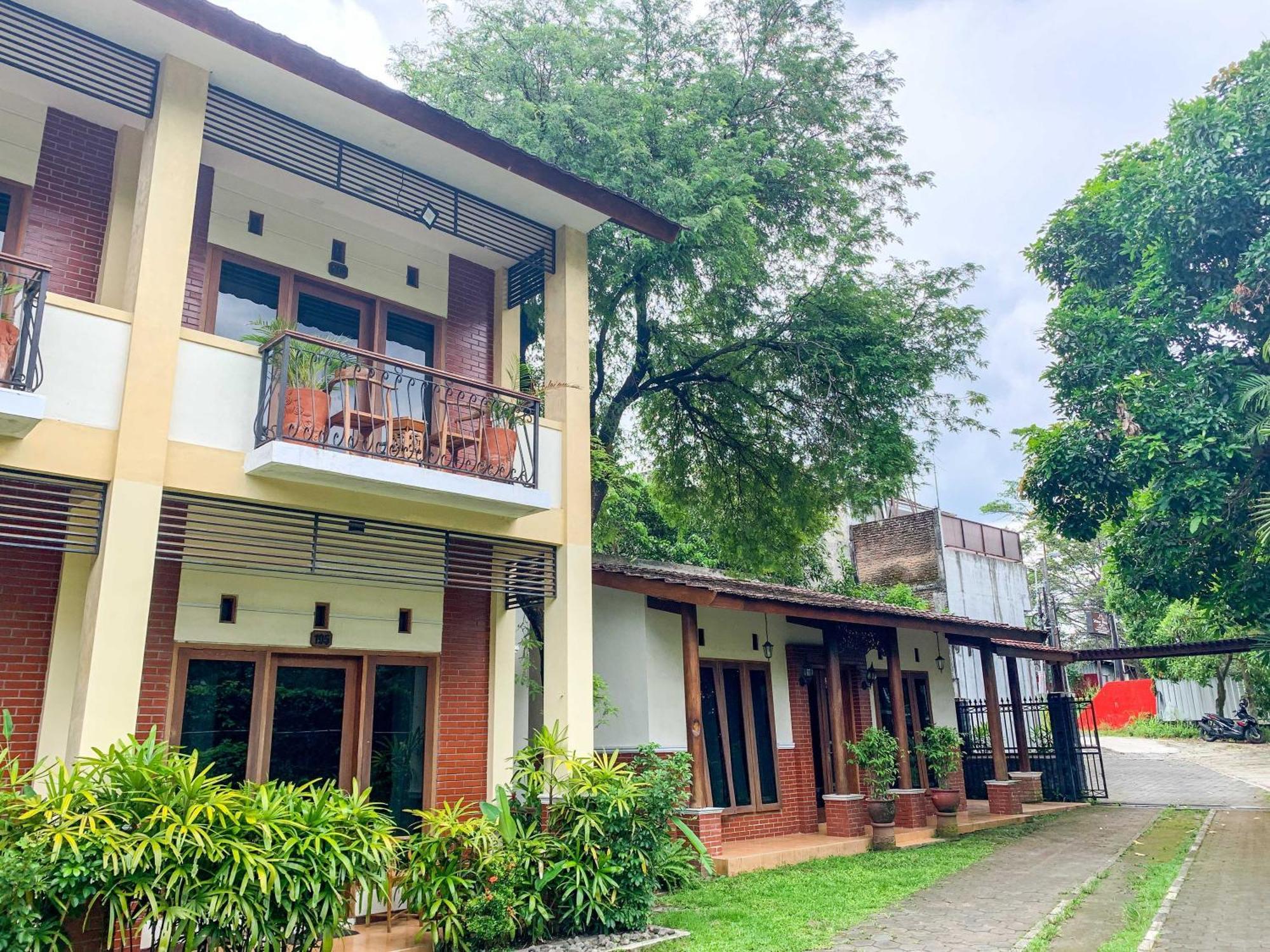 OYO 261 Sasono Putro Guest House Kejayan Exterior foto